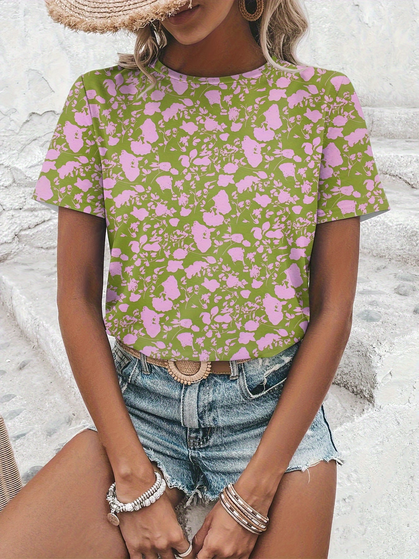 Short sleeve T-shirt with a short contrast print crew neck and a floral pattern Random shipment