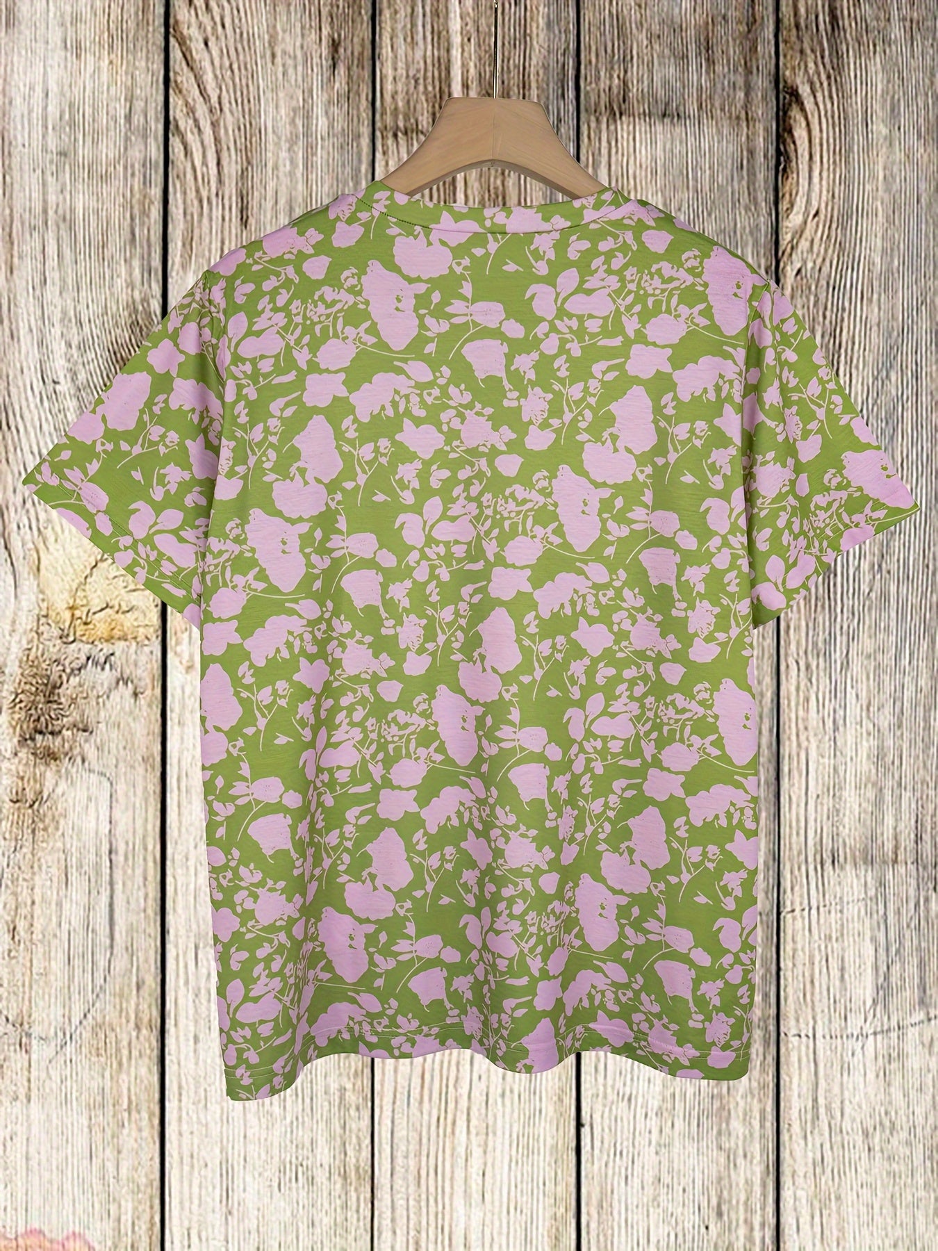 Short sleeve T-shirt with a short contrast print crew neck and a floral pattern Random shipment